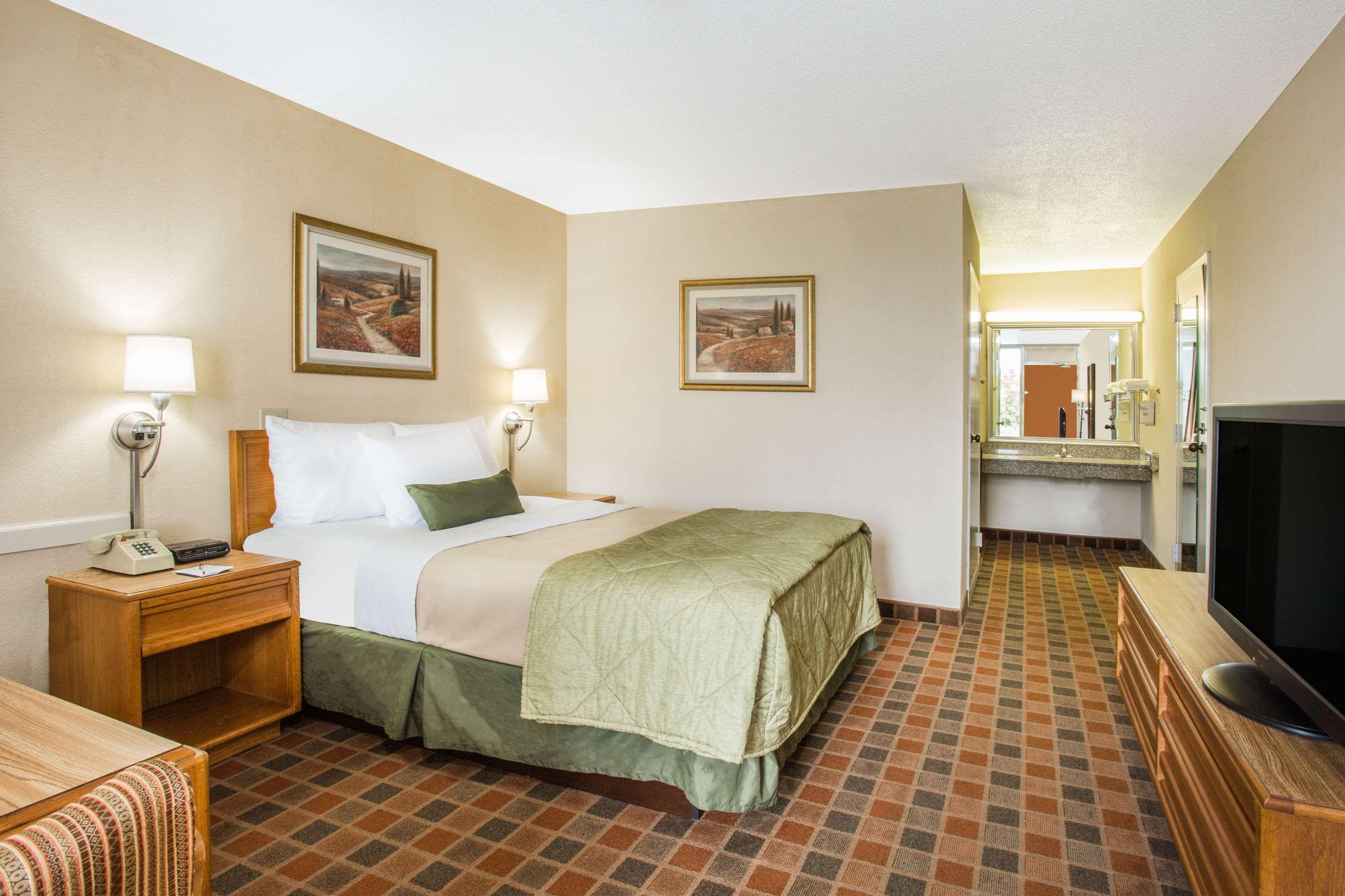 Ramada By Wyndham Wytheville Exterior photo
