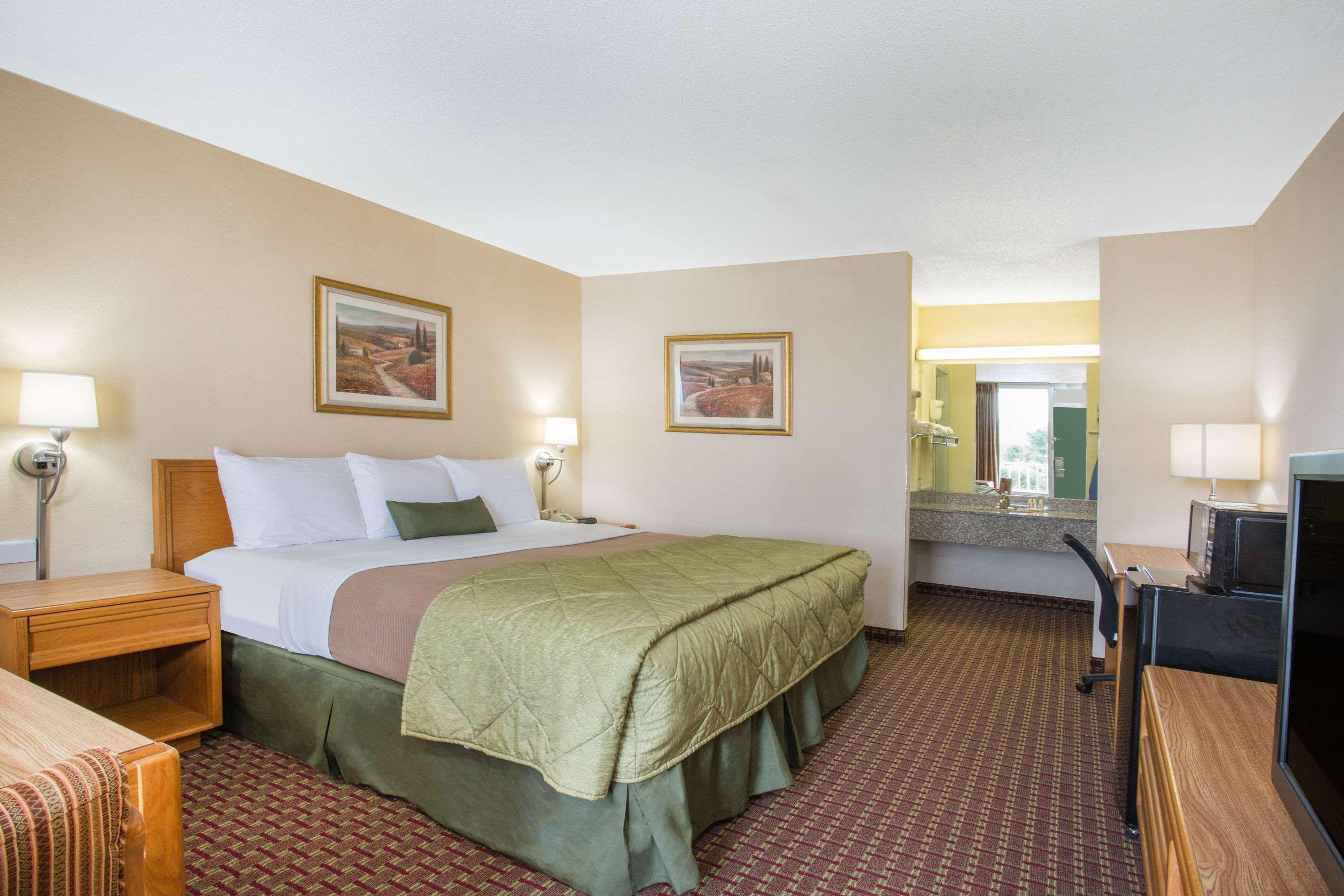 Ramada By Wyndham Wytheville Exterior photo