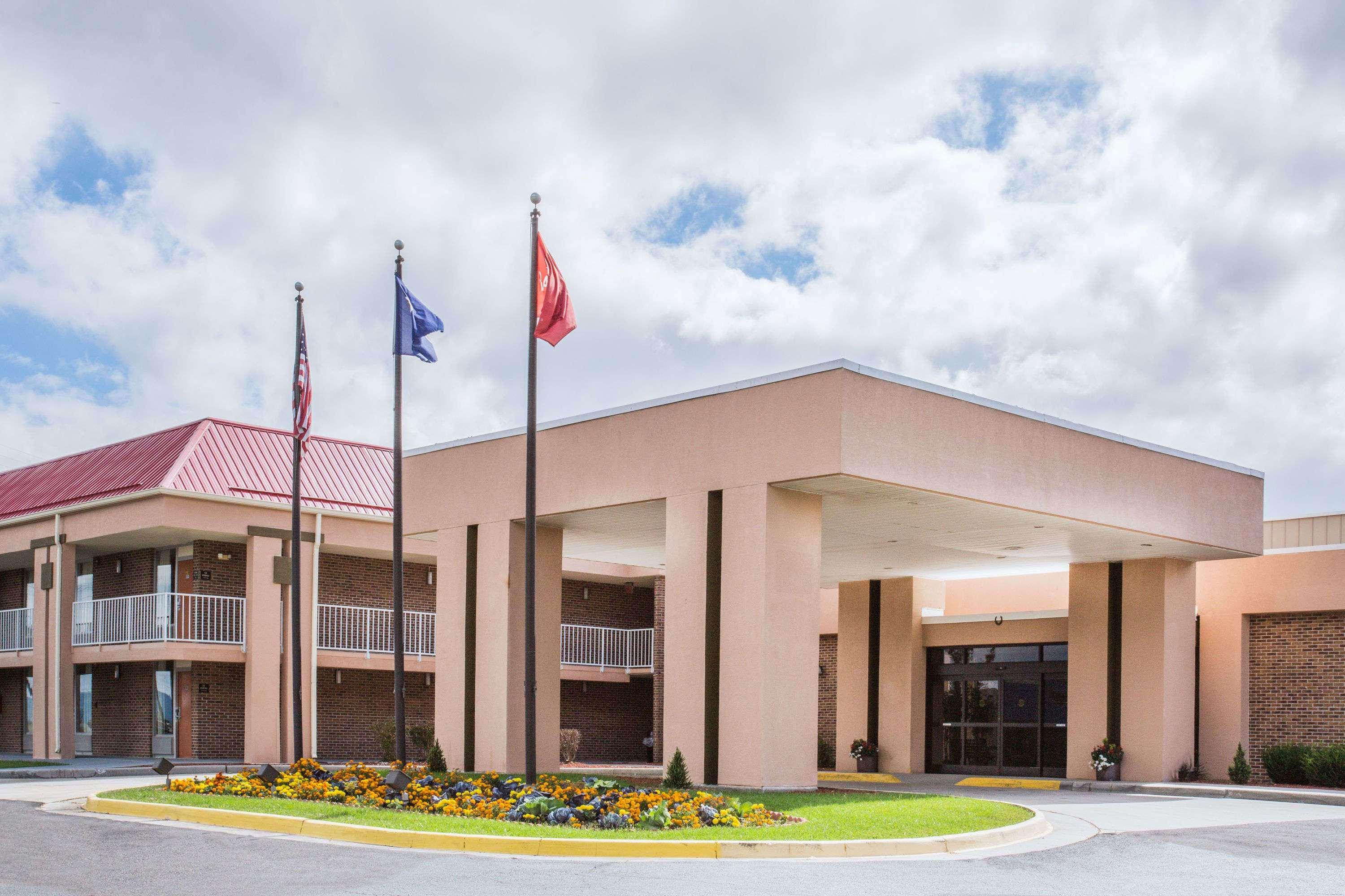 Ramada By Wyndham Wytheville Exterior photo
