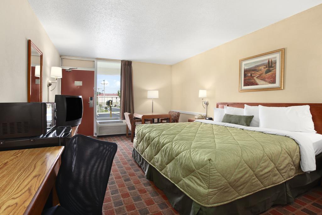 Ramada By Wyndham Wytheville Exterior photo